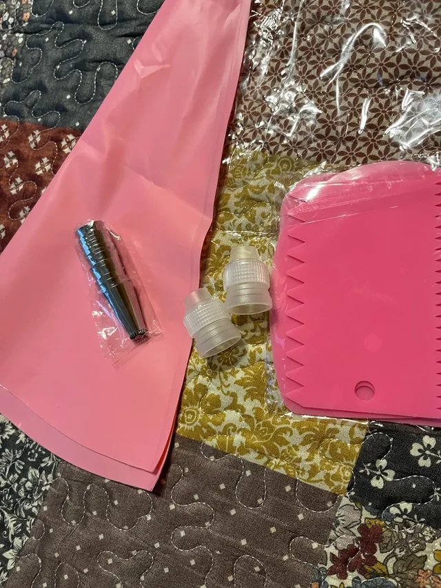 Douilles inox encore emballées, coupleur et lisseur cranté du kit reçus par une acheteuse