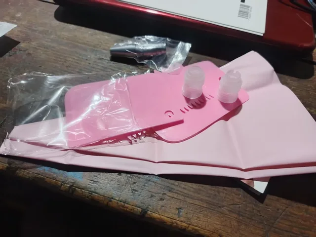 Kit déballé par un client : poche à douille rose, coupleur et douille inox sous sachet